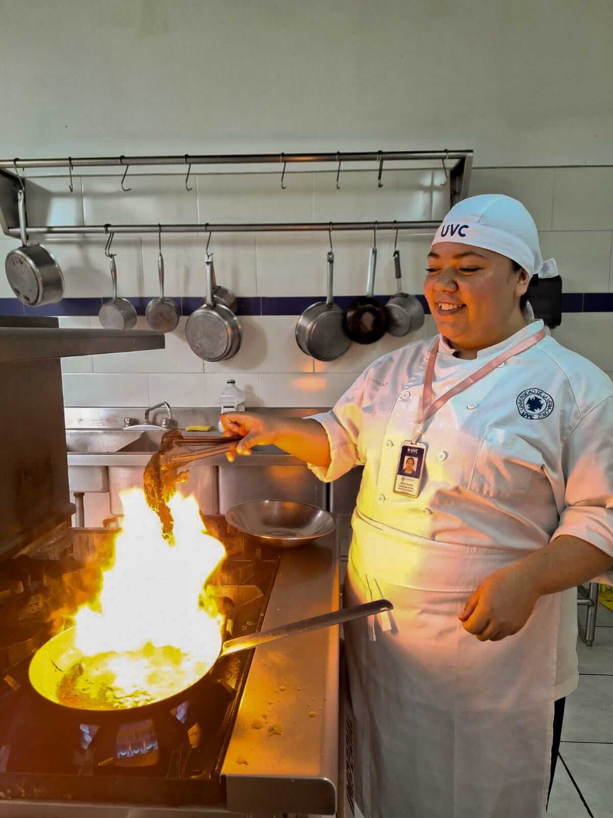 Chef Micaela cocinando con pasión en la cocina